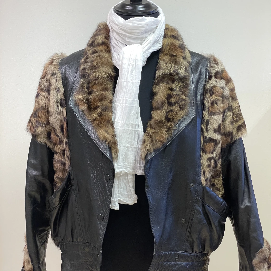 Svart skinnjacka med leopardmönstrad kaninpäls - 91