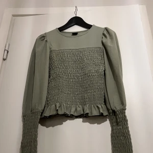 Grön/grå top - size S  - Grön/grå top med puffärmar ifrån Gina 💚