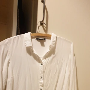 Vit Skjorta  - Helt oanvänd. Väldigt skönt. Storlek 36 den är lite overseas.  KAN POSTAS.