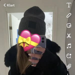 Grå acne mössa!!💕💕 - Supersnygg grå acne mössa i jättefint skick, kommer tyvärr inte till användning därför jag väljer att sälja den. Kom privat för fler bilder!!💝💝 Priset kan diskuteras 🫶🫶