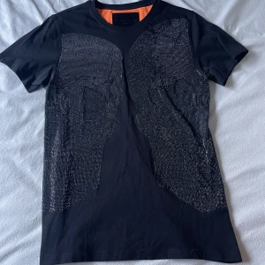 Svart Philipp Plein T-shirt med strass - Inköpt för 4600kr, använd men i fint skick. Storlek L