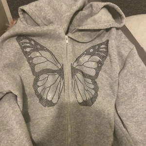 Gråa kofta - Säljer denna kofta som är helt oanvänd, vill du ha fler bilder är det bara att skriva. 