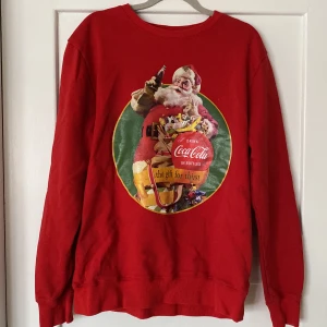 julig sweatshirt  - säljer denna sweatshirt med ett gulligt julmotiv💓 känns mer som en S än M