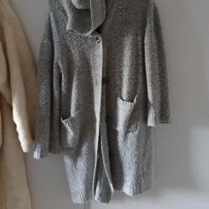 Kofra lång - Långkofta med luva storlek L men mer som M