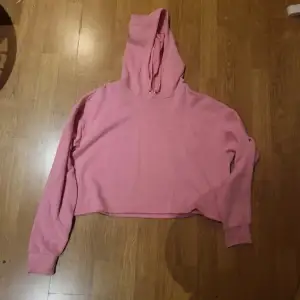 En rosa tunn hoodie liknande magtröja från H&M i storlek L. Använd flera gånger och har små trådar som gått av, annars i bra skick. 