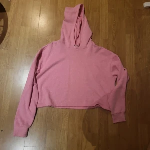 Rosa huvtröja - En rosa tunn hoodie liknande magtröja från H&M i storlek L. Använd flera gånger och har små trådar som gått av, annars i bra skick. 