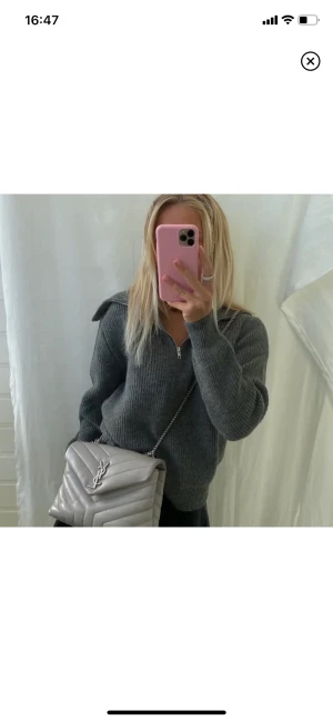 Zip-up tröja - Superfin grå stickad zip-up tröja från akstudios🤍Slutsåld och går ej att få tag på längre, endast använd en gång så bra skick!! Materialet är bomull- och kashmirmix🤍Nypris är 479 kr.