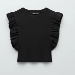 Volangtröja - Jättefin knappt oanvänd volangtröja från zara i stl s men passar även xs. Säljer för 40kr+frakt. Meddela gärna om du har några frågor💗