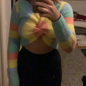 stickad tröja  - En väldigt unik stickad tröja! Super super fin verkligen och så skön! Strl xs men passar mig som är s också! Nypris 400, mitt pris 120 plus frakt ❤️