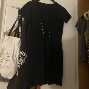 SVART KLÄNNING  - som ny