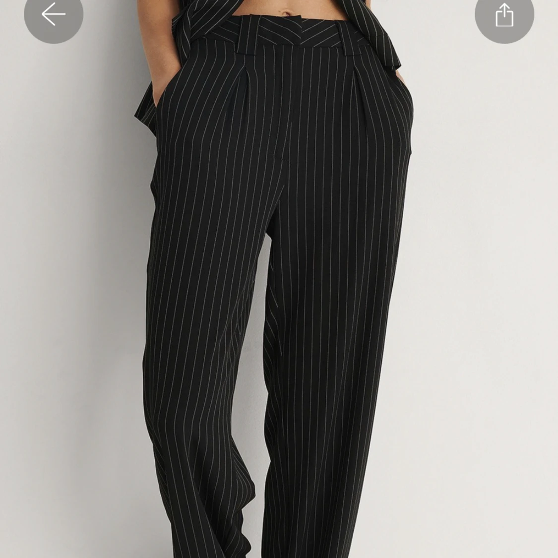 Randiga kostymbyxor NA-KD