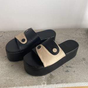 The prettiest and coolest yin yang slides bought directly in Bali! They’re in practically unused condition as they’re unfortunately a size too big for me. 