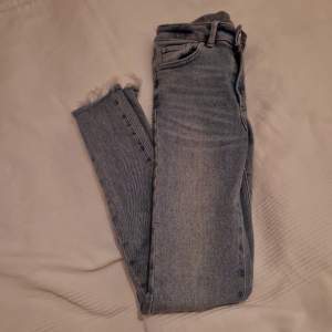 Jeans i fint använt skick från BikBok säljes. Nypris 599 kr. Säljes för 75 kr. Storlek xs. Köparen står för frakten.