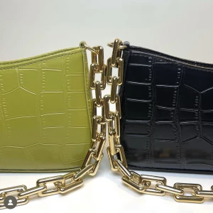 Väska - Säljer dessa såååå fina väskor! Nyskick!! Rymmer en hel del saker och har även ett fack på insidan med dragkedja! Helt nya som sagt, kan skicka fler bilder ✨🤍🥰 Vid köp av båda två ingår frakten 💕