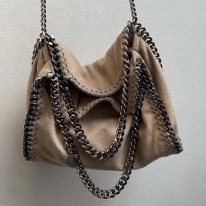 STELLA MCCARTNEY FALABELLA BAG - Hej alla! lägger upp min stella väska igen! såå fin färg och säljer den billigt❤️ vill bara bli av med den! nypris ca 6000❤️ den är äkta men har tappat bort dustbag och kvitto även därav priset men kan bevisa äkthet på serienumret⭐️ i den mellersta storleken