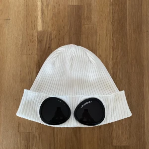 C.P. COMPANY Mössa  - Säljer min C.P.COMPANY mössa.  Skick 8/10  Nypris : Cirka 1200kr