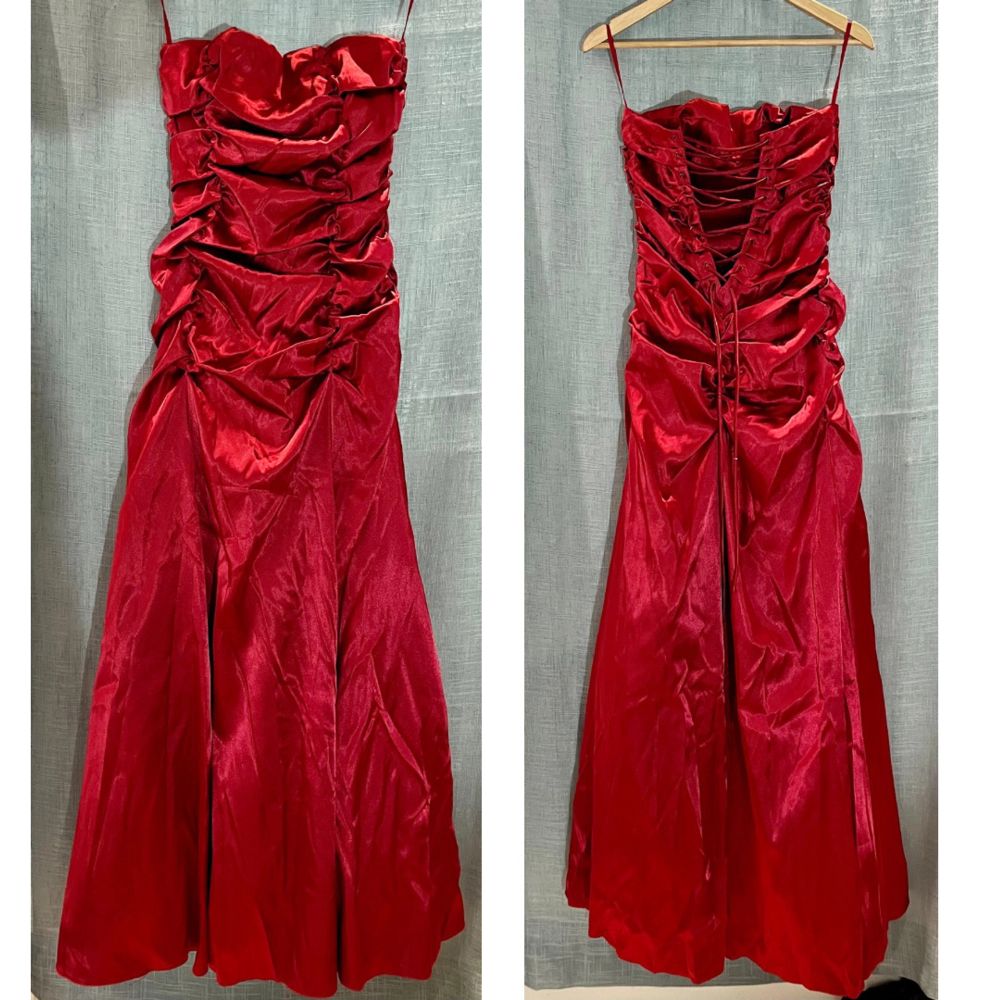 Röd festklänning som går att variera bredden på över bröstet då den har knytning bak (se bild). Medföljer gör också en matchande schal. Har använts vid ett tillfälle på en gala. . Klänningar.