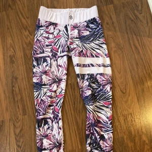 Stronger tights stl S  - Tights från stronger storlek S. Använda men bra skick, inget att anmärka på. Såklart nytvättade ☺️  Skickar mot fraktkostnad eller möts upp 