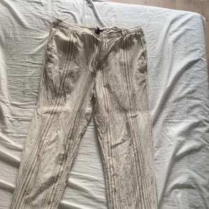 Randiga linnebyxor ifrån H&M - Dessa byxor använde jag ett fåtal gånger under sommarn så de är o bra skick! Byxorna är dessutom väldigt sköna att ha på sig! Frakt ingår.