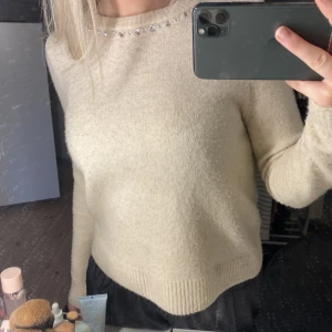Stickad tröja från Hm - Mysig och superfin tröja från HM som inte kommer till användning längre. Storlek xs. Hör av er för fler bilder eller frågor💓