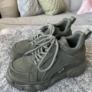 Buffalo chunky sneakers  - Militärgröna Buffalo Sneakers inköpta i London.   Nypris över 1000kr  Tyvärr köpte jag fel storlek och dessa fina skor som är perfekta blandningen av en sneaker o kängor så de har mest fått legat i garderoben oanvända.   Storlek 38 (240 cm)