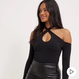 Svart topp - Topp från Nelly, helt oanvänd med lappen kvar 🥰nypris 249kr