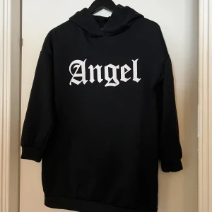 Kofta med angel tryck - Oanvänd  Lite längre i modellen 