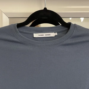 Samsøe & Samsøe - Fin ribbad blå tröja från Samsøe & Samsøe helt oanvänd i storlek XS💕hör av vid frågor 