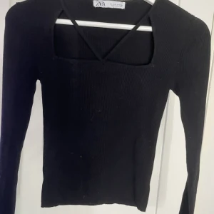 Svart tröja från zara  - Använd Max en gång då den är för liten för mig❤️