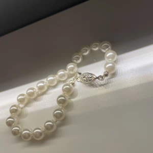 Pärlemo armband💕 - Armband med vita pärlor💗bra skick och aldrig använd, köpare står för frakt💕 jag har massa andra smycken i min profil så kolla gärna in🫶🏽🫶🏽