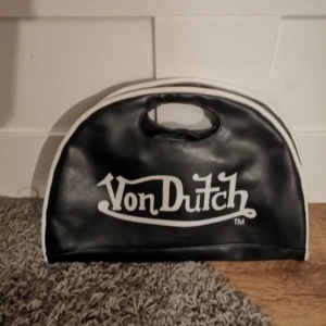 von dutch väska - von dutch väska jätte fin dragkedja e trasig  🫶