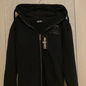 MM sport hoodie - Aldrig använd, prislapp kvar! Säljer min MM Hoddie. Nypris 499kr
