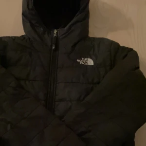 the north face jacka - Säger min tunnare the north face jacka. Detta för att den inte kommer till användning. När i stolek 170( som en S)