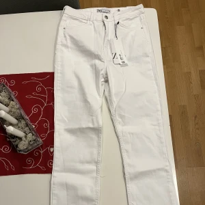 Zara slim flare jeans vita storlek 38  - Helt oanvända super snygga byxor. Säljs här pågrund av borttappat kvitto, men prislapp o i allt sitter kvar.   Storlek 38 