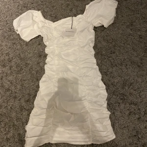 Student klänning - Vit student klänning väldigt fin! Köpte två och denna kom inte till användning tyvärr. Köpt detta år, prislapp sitter kvar