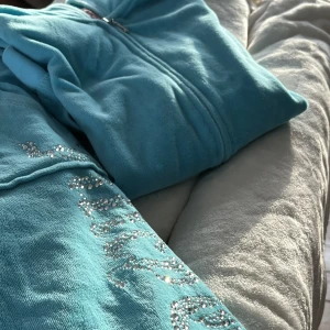 Juicy Couture🧞‍♂️ - Jätte bekvämt och fint turkost färgat Juicy Couture sätt i storlek M (både byxor och kofta). Nästan aldrig använd och är i gott skick. 😇 Det står hur man tvättar i byxorna!