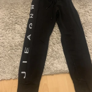 Svarta joggers/tights - Dem e förstora och har noll anledning att ha kvar dem. (Köparen står för frakt)