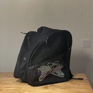 Skridskorväska - Hej! Jag säljer en ryggsäck för skridskor från Ice H. Fin, stilren, rymlig och i mycket bra skicka! (Ej klubbmotiv på). Frakt betalas av köparen. :)
