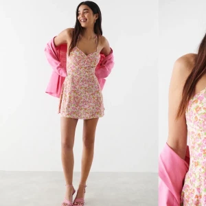 Småblommig klänning från Gina  - Älskar denna men den är tyvärr för liten för mig. Behöver ett nytt hem 💕💗 Perfekt till sommaren och har superfin passform i midjan! Nypris: 349:-