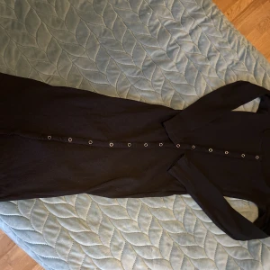 Klänning  - Svart tajt klänning på mig är den till över knäna är 170 cm lång. Jätte fin knappt använd.
