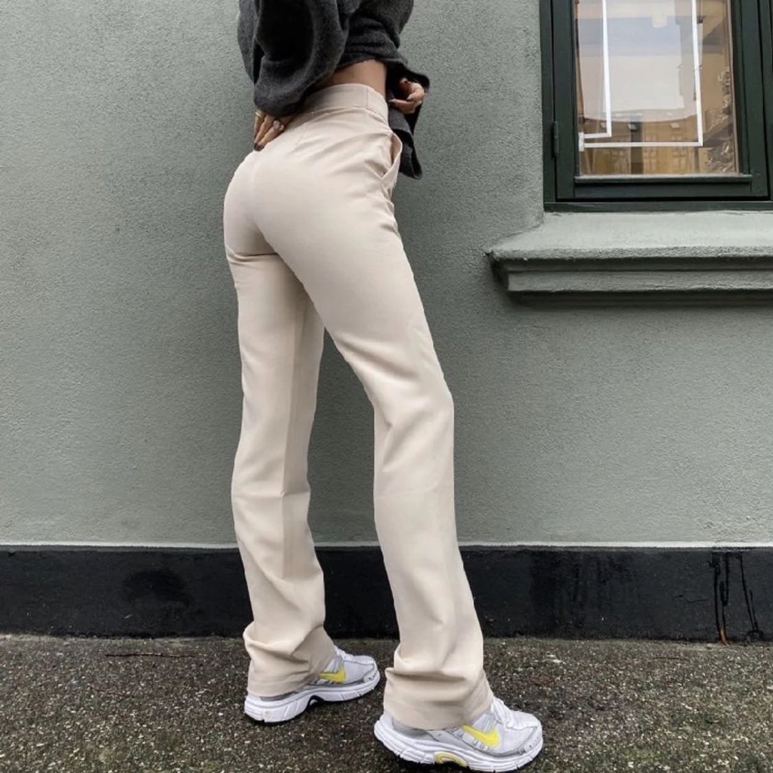 Beiga slutsålda kostymbyxor i midwaist - 90