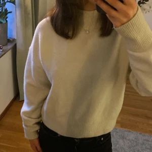 Tröja från otherstories - Stickad tröja från otherstories