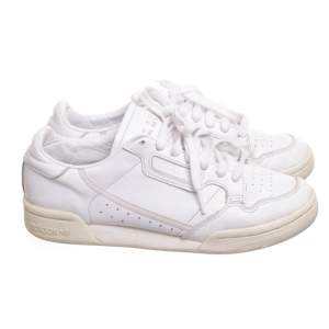 Fräscha sneakers från adidas, har behållt vita färgen bra och inte så slitna. Storlek 39 1/3. Köpare står för frakt :)