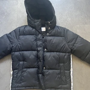 Calvin Klein vinterjacka  - Säljer en jacka från Calvin Klein i nyskick! Jättelite använd! Storlek S Nypris 3999 säljer för 800 kom annars med bud!
