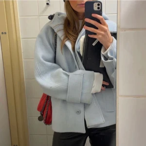 COS kappa  - Säljer min ljusblåa kappa från Cos då den inte kommer till användning. Den är sparsamt använd och jag är en S men M sitter sjukt snyggt! (Lånade bilder💖)