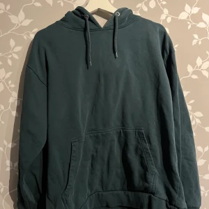 Grön hoodie - Fint skick men tyvärr för liten.