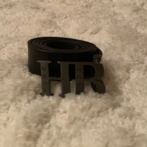 Hugo boss bälte  - Från 12 år till 13 sp det är väll okej men skicket kan man ju lätt säga är 9/10 aså it använd mycket alls 