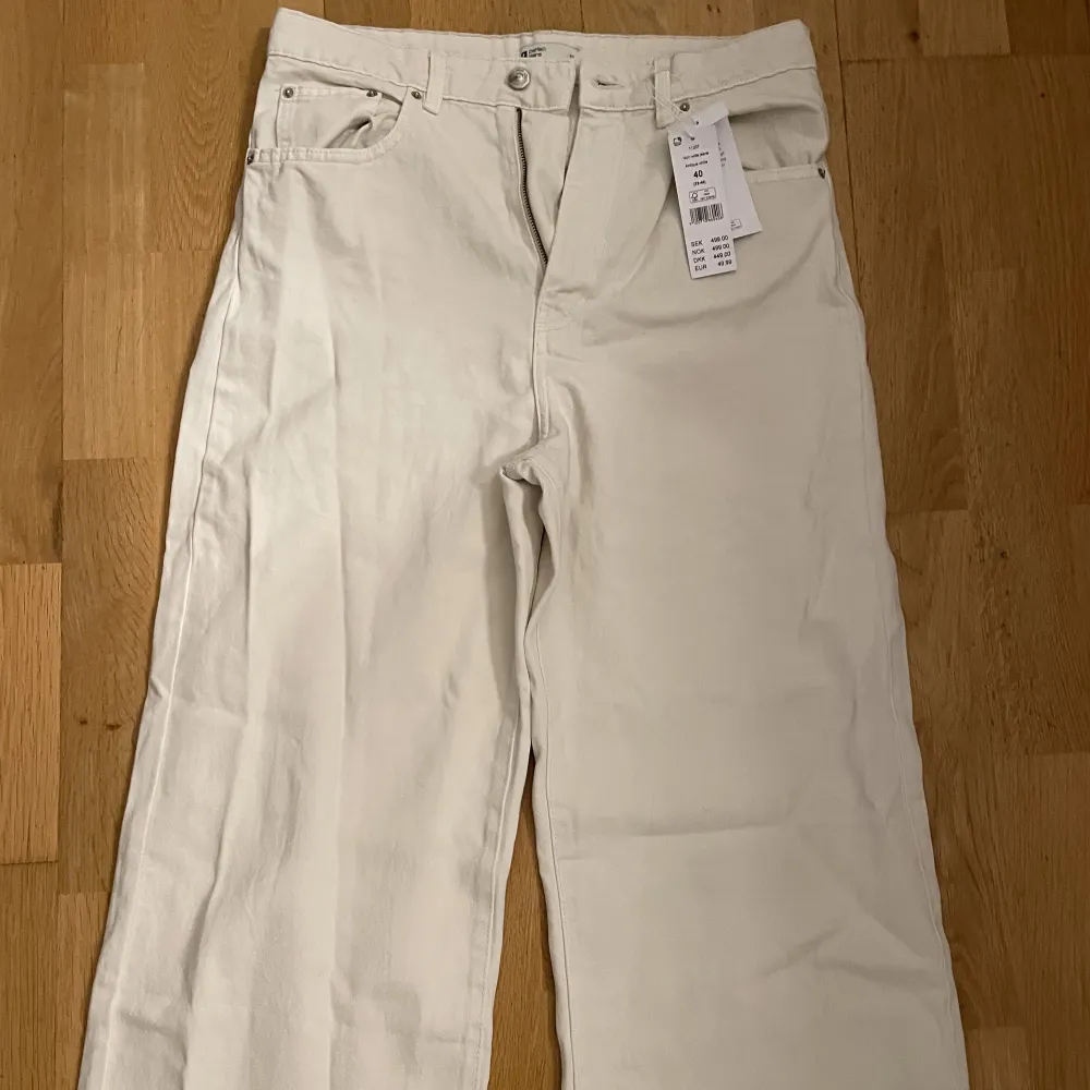 Vita snygga högmidajde jeans från Gina tricot.  prislapp finns kvar. Nypris 499kr. Jeans & Byxor.