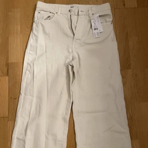 Oanvända jeans från gina - Vita snygga högmidajde jeans från Gina tricot.  prislapp finns kvar. Nypris 499kr