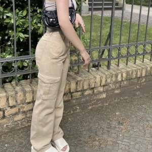 Cargo pants - Bilden är tagen från Zalando då jag inte hitta en bra bild på mig i dem. De kostade 350kr i nypris men vi kan diskutera pris. De är använda en gång och är i nyskick. Även nytvättade:) dessa är även slutsålda överallt just nu